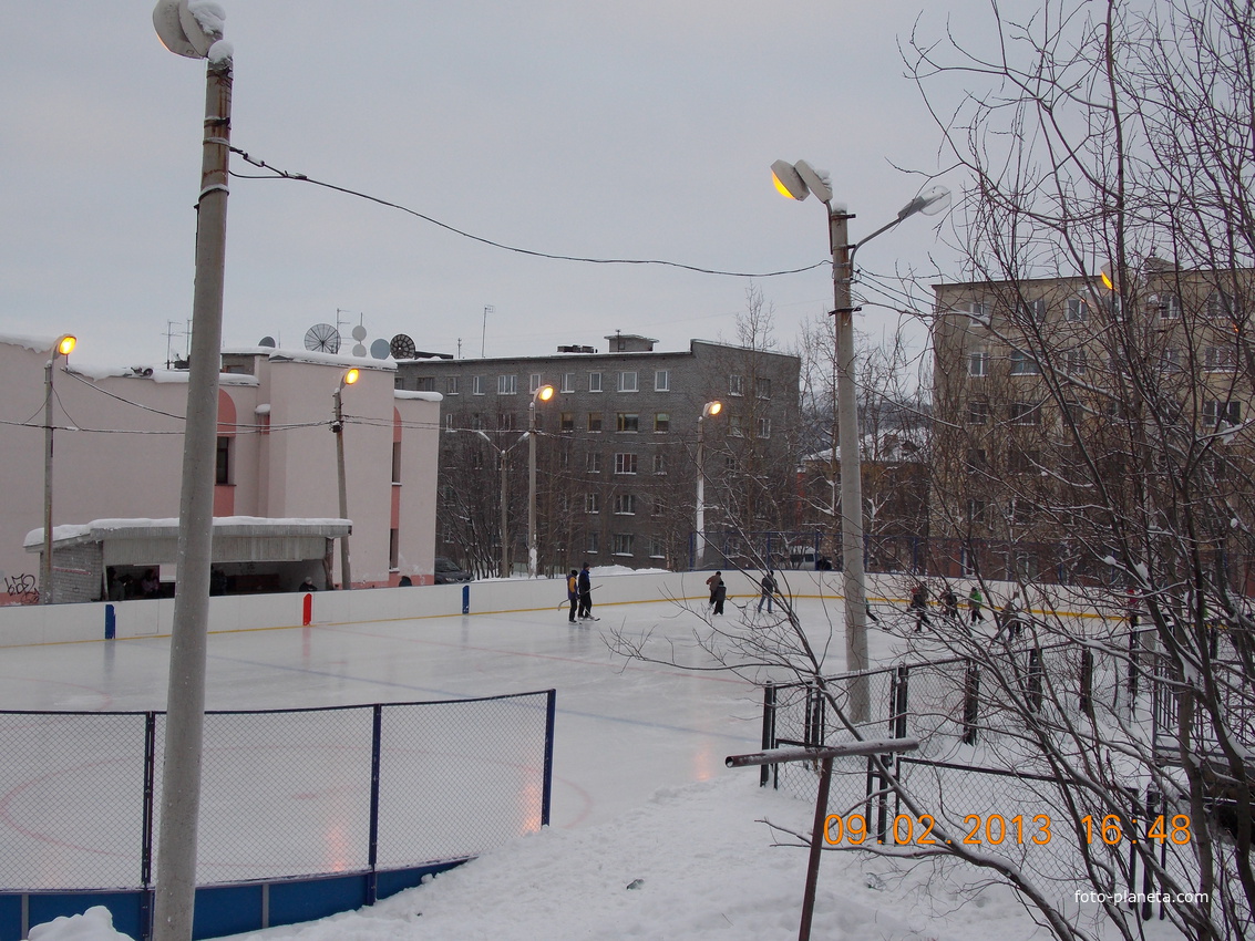 Хоккейная площадка, рядом здание бассейна