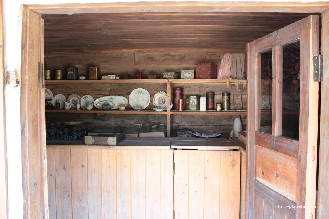 в лавке Шолохова