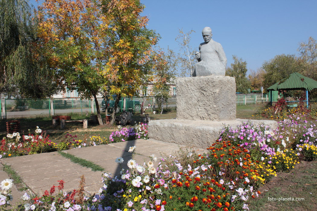 Памятник Шолохову во дворе школы
