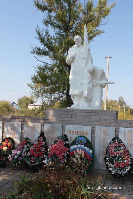 вид на мемориал павшим в ВОВ