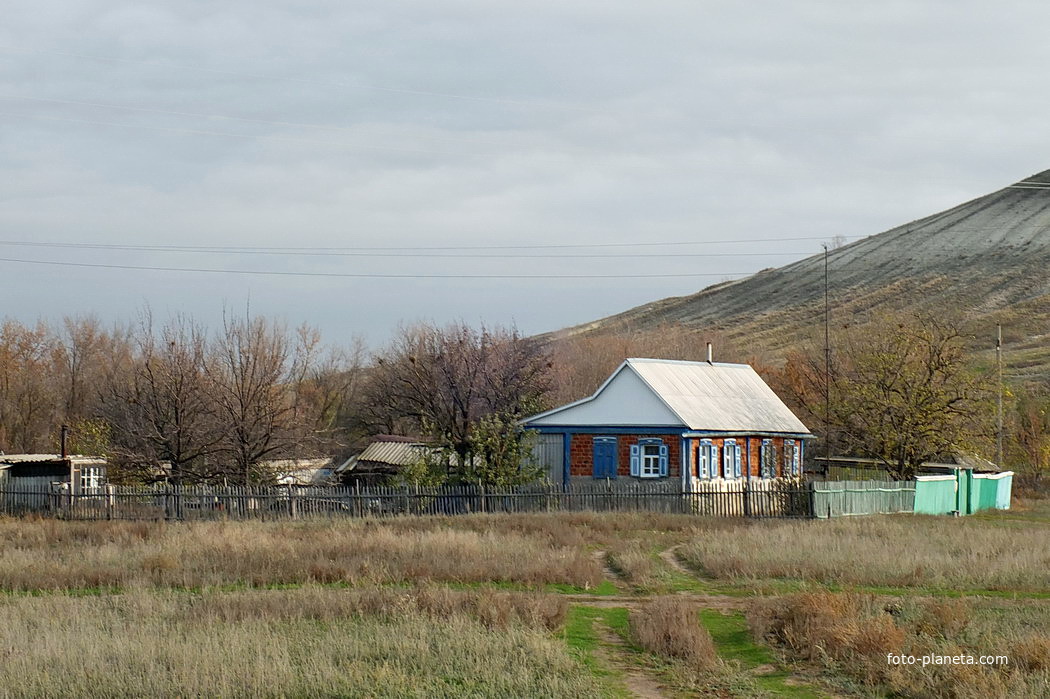 дом на окраине хутора