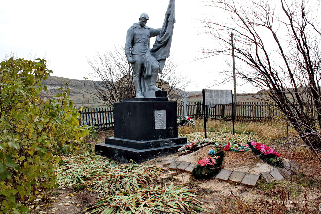 братская могила воинов ВОВ и казаков 1919