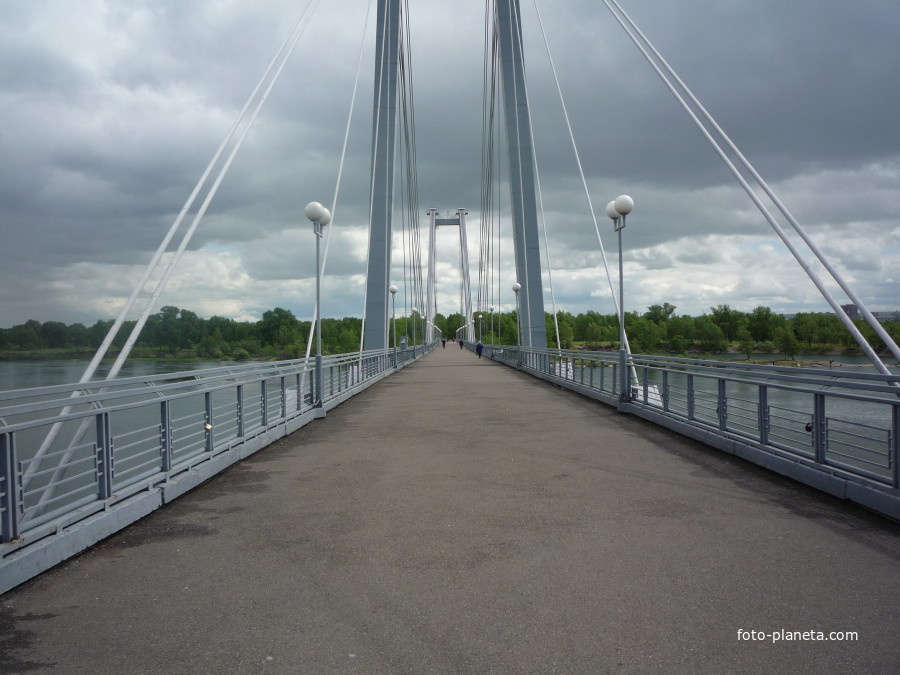 Пешеходный мост через второстепенное русло Енисея  (впереди – остров Татышев)…