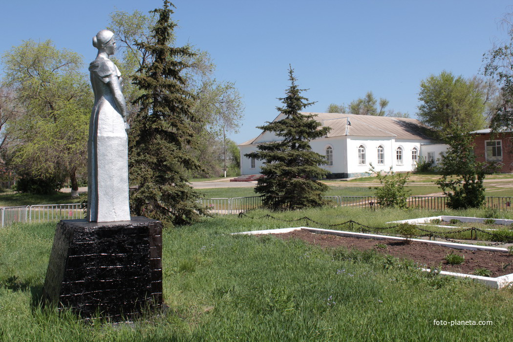 Памятник матери на мемориале