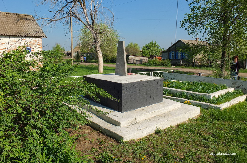 мемориал - братская могила воинов ВОВ