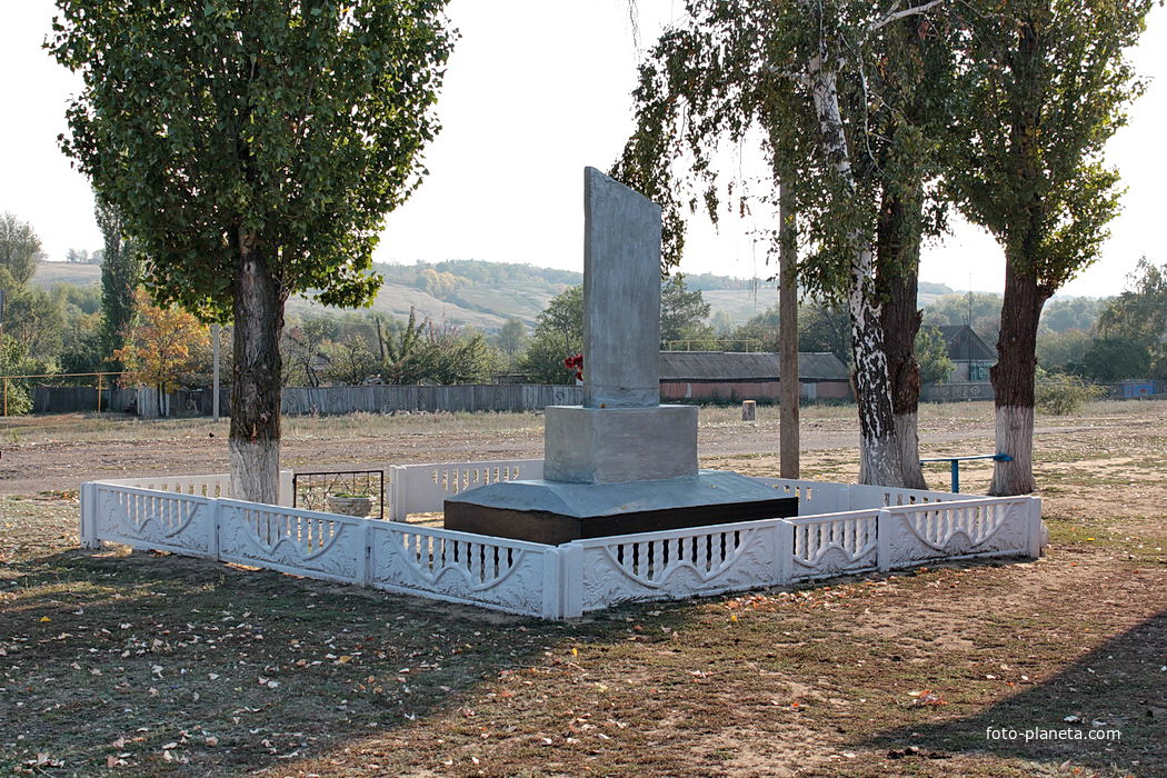 братская могила воинов,павших в ВОВ
