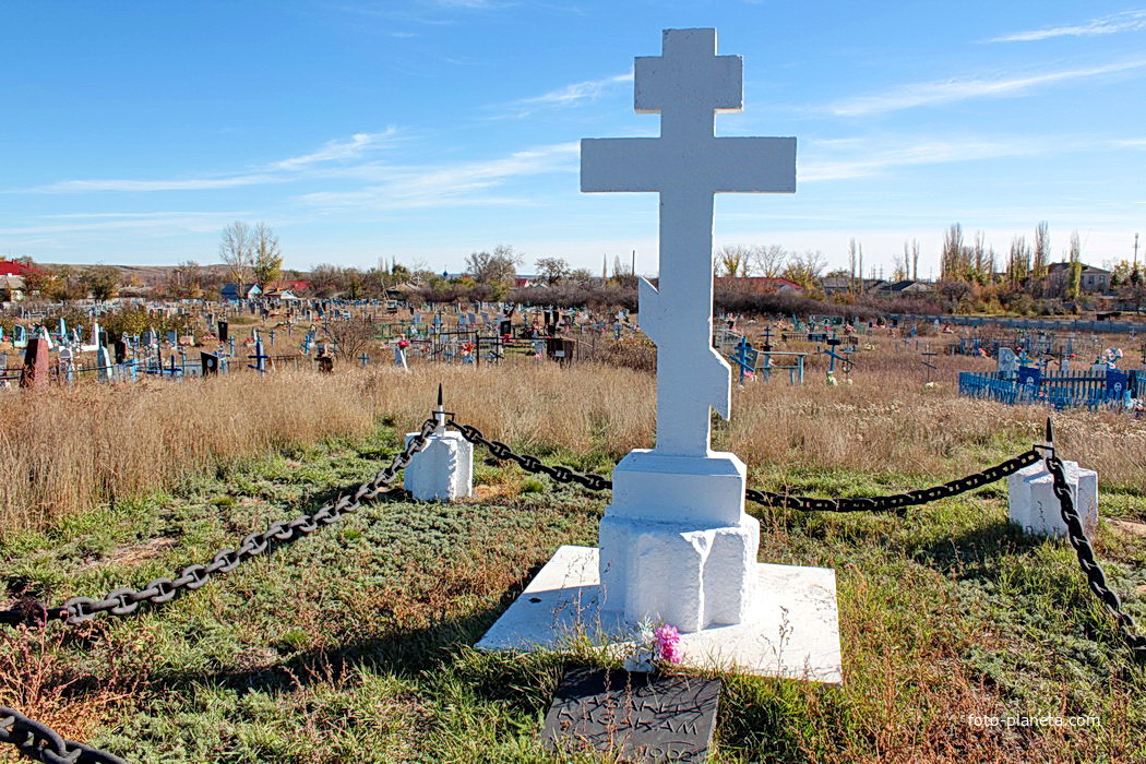 Памятный крест казакам с мемориальными плитами с могилы Каргиной Анны Петровны