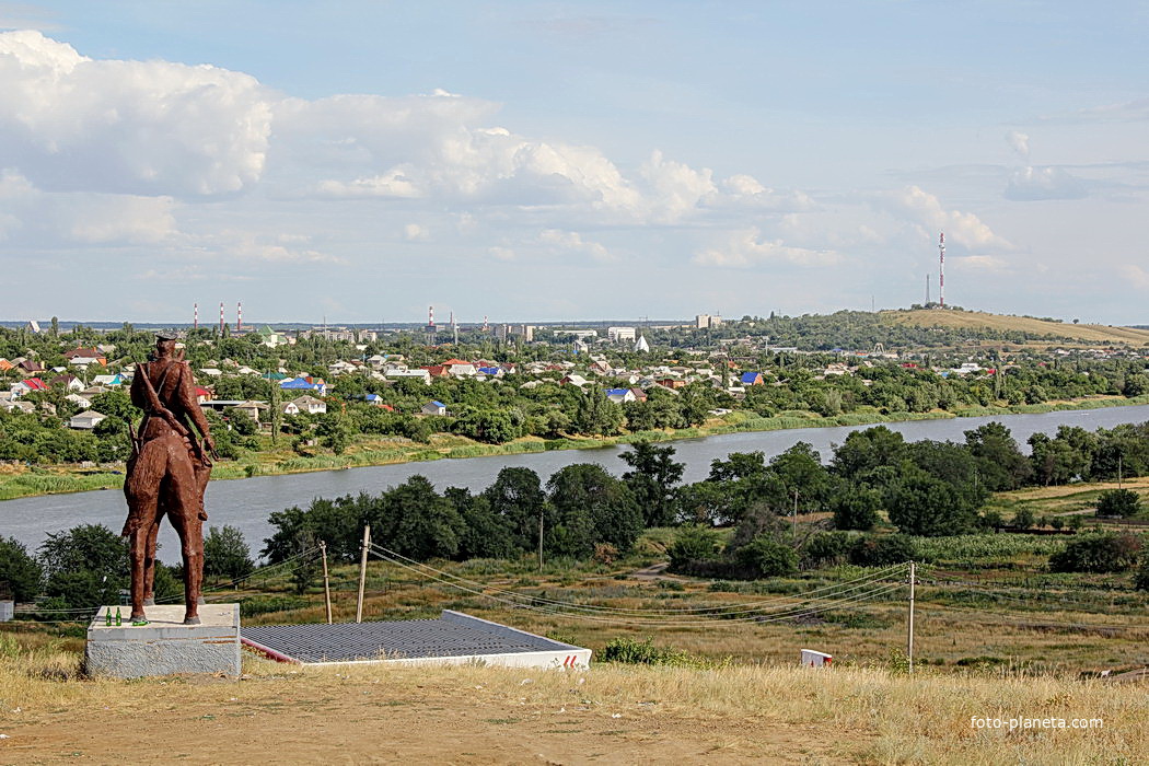 Памятник казакам у автомобильного моста
