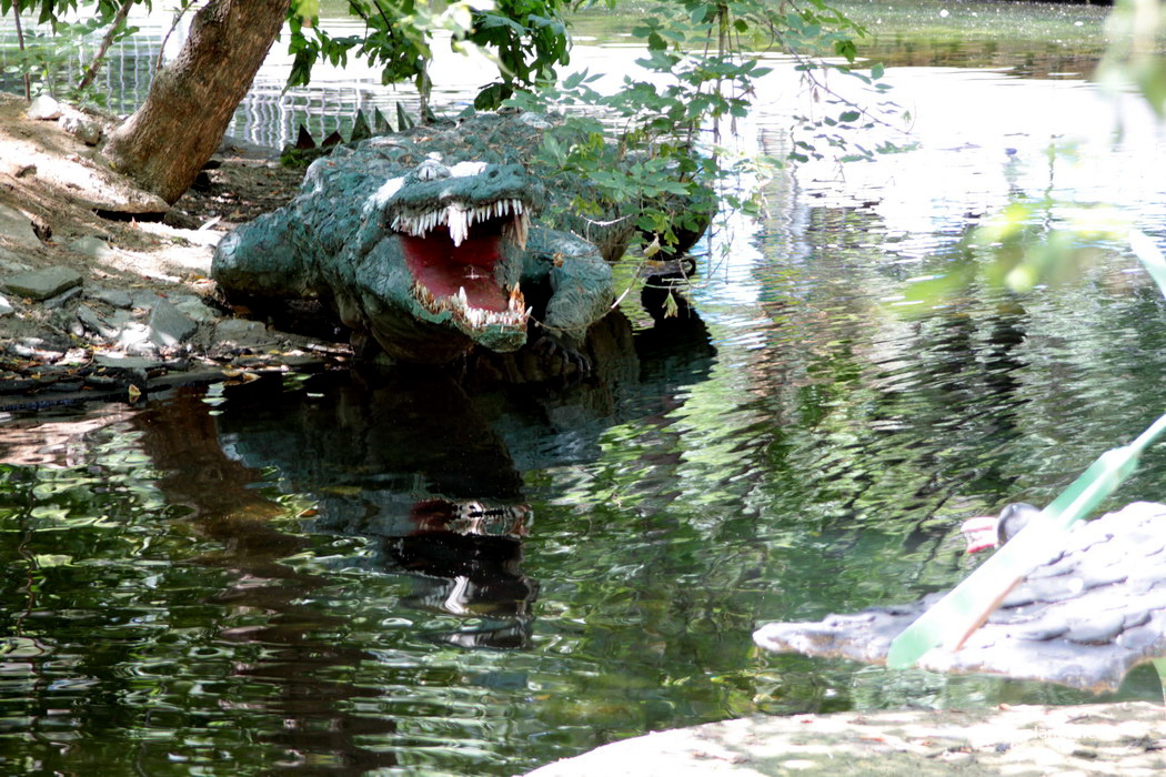 Скульптура &quot;Крокодил&quot; на островке бассейна в парке