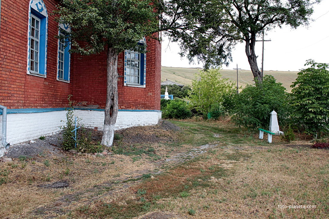 Церковь Петра и Павла (справа-могила свщеннослужителя, справа- могила расстрелянного казака