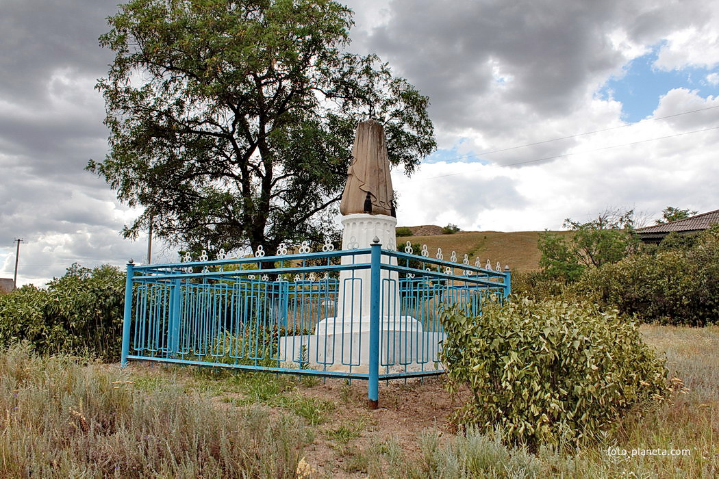 одиночная могила павшего в ВОВ.