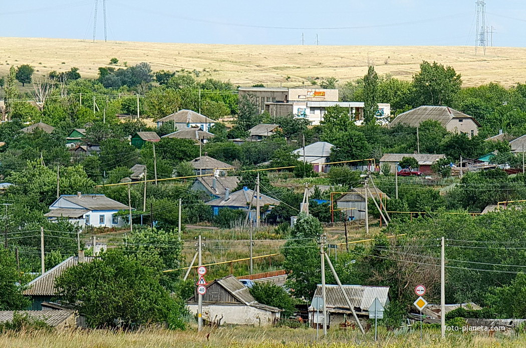 вид на хутор Чапаев, на заднем плане - сельский дом культуры
