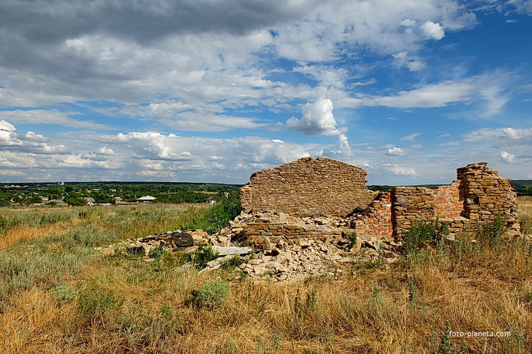 Руины при въезде в хутор