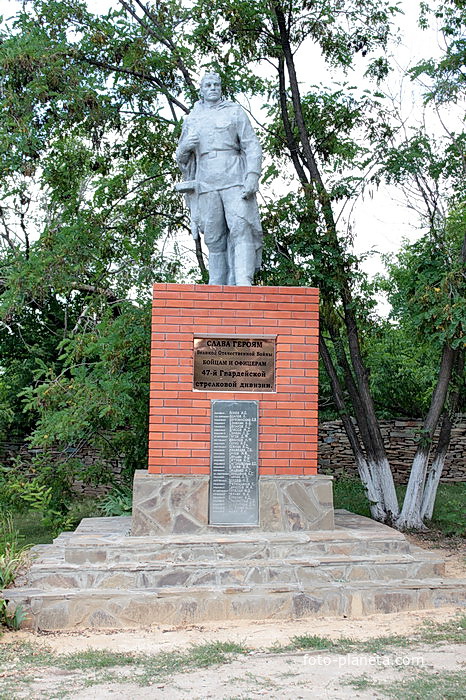 Памятник павшим воинам на братской могиле