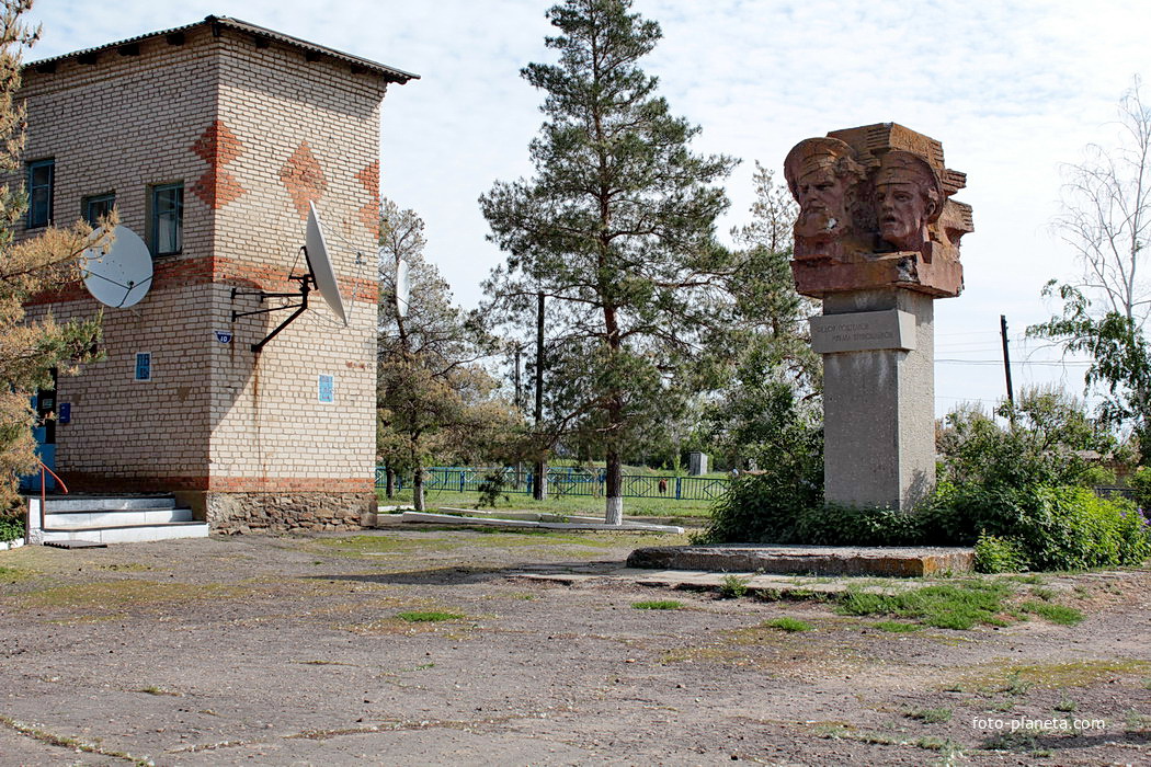 Памятник Поддтелкову и Кривошлыкову во дворе администрации сельского поселения
