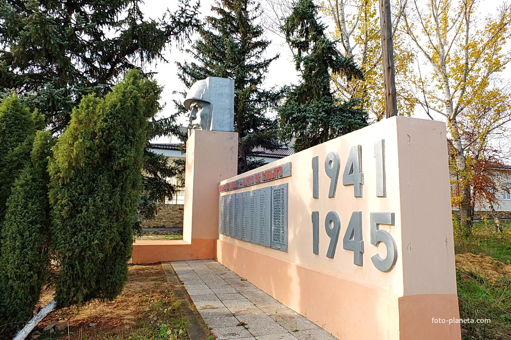 братская могила воинов,павших в ВОВ