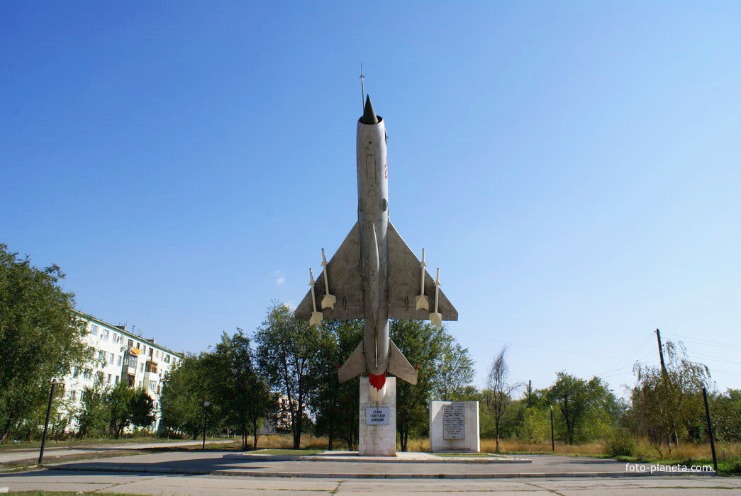 Памятник советским авиаторам. Установлен в честь 40-летия Победы в ВОВ