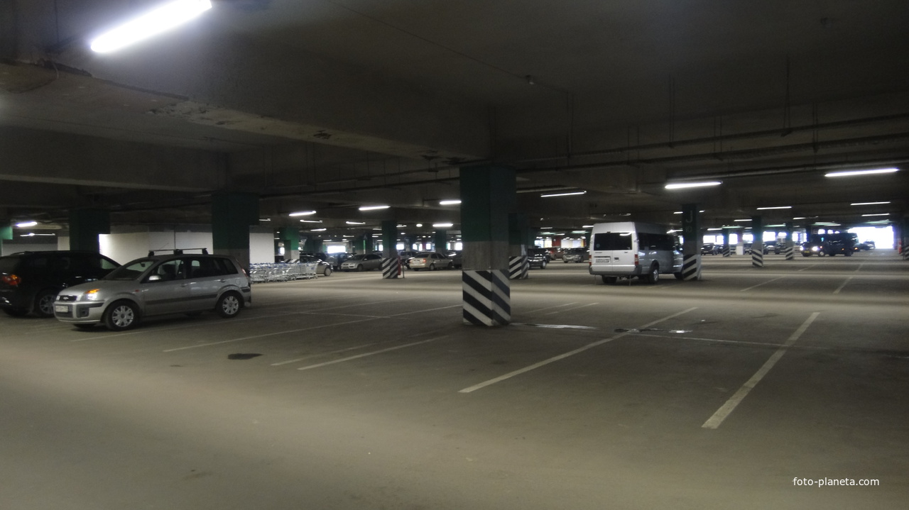 Самолет машиноместо. Парковка икеа мега белая дача. Подземная парковка. Мега белая дача подземная парковка. Паркинг в торговом центре.