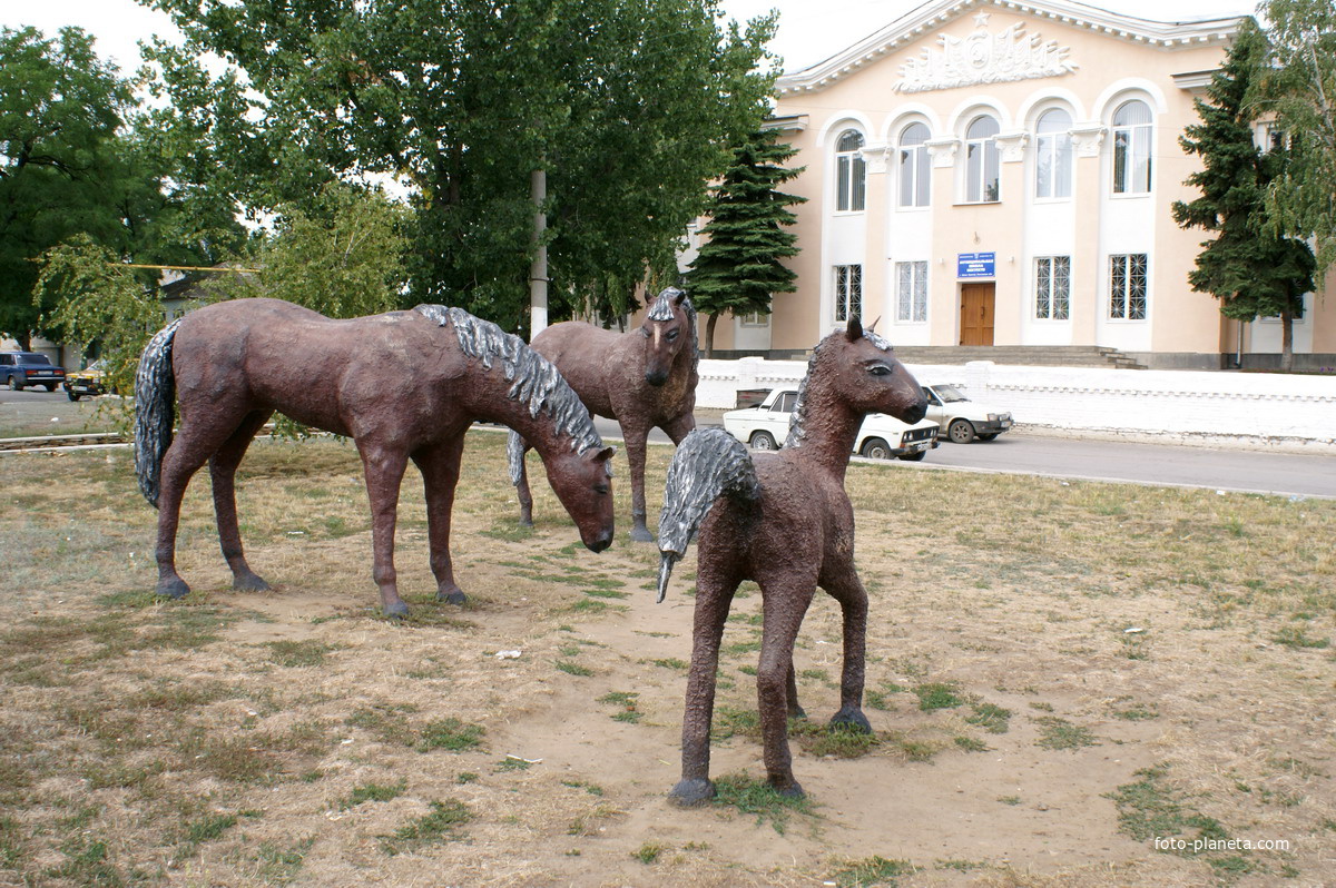 Скульптурная композиция  &quot;кони&quot; перед художественной школой и майданом