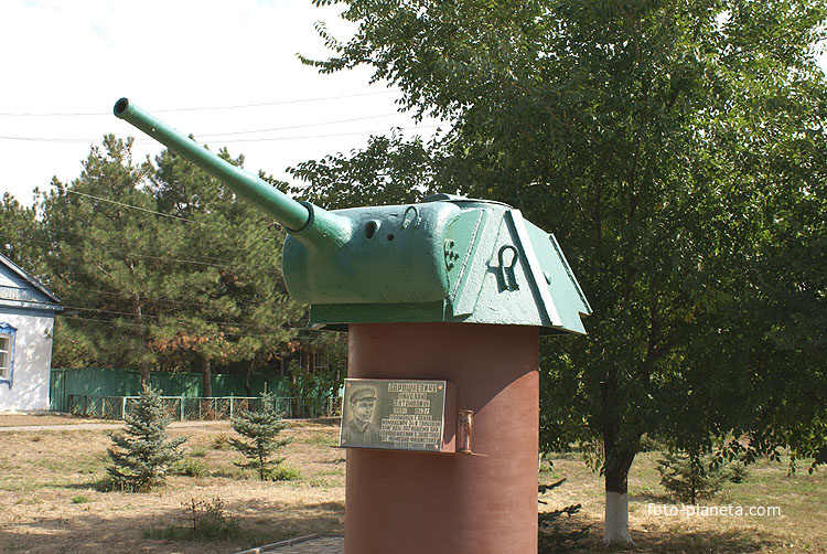 памятник на могиле танкиста