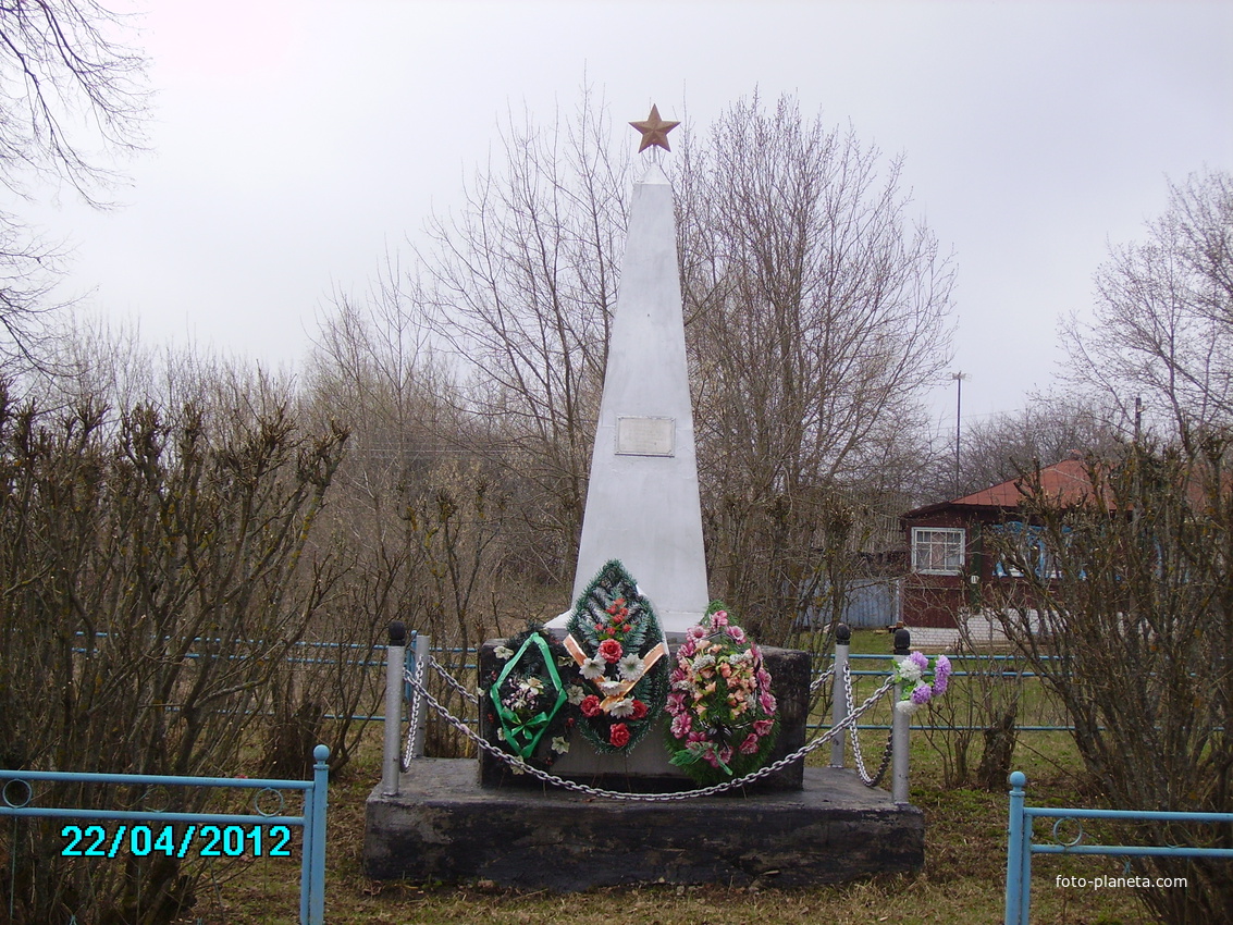 Памятник погибшим землякам.