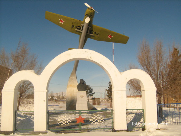 Памятник Герою ВОВ Н. Абдирову