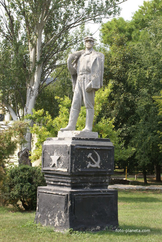 памятник шахтеру в парке