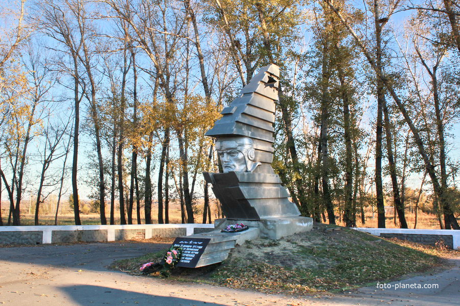 памятник на месте гибели летчика