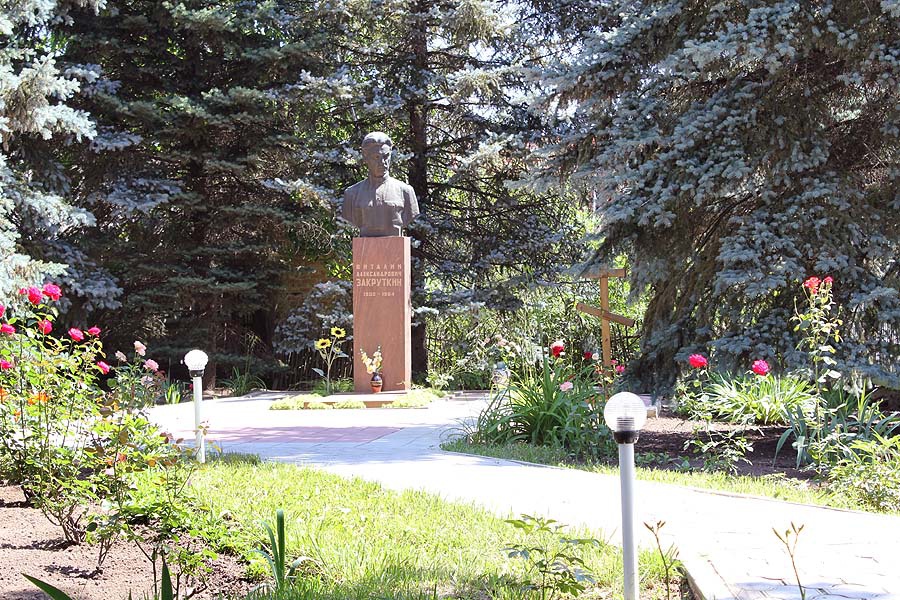Памятник писателю закруткину в его поместье