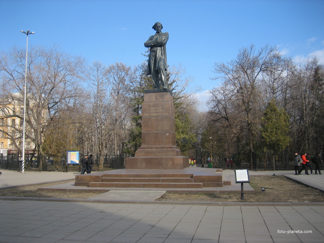 Площадь Чернышевского и парк Липки