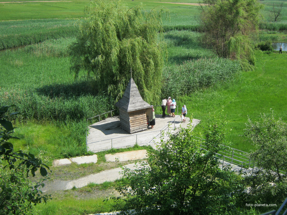 Криниця з цілющою водою на території монастиря