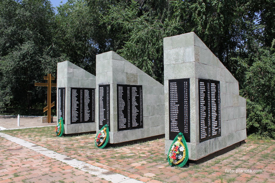 Братская могила -здесь покоится прах более 2500 воинов,погибших при освобождении станицы в январе 1943 года