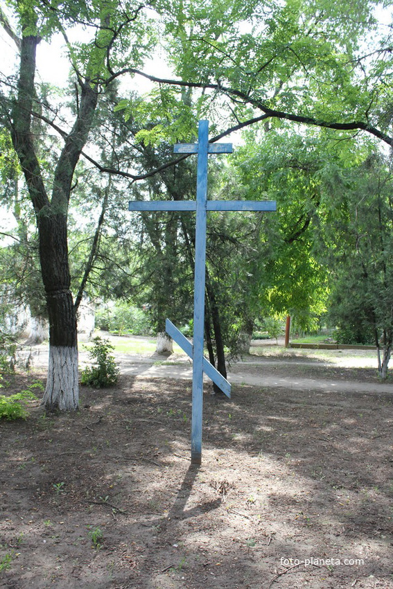крест в парке где был храм
