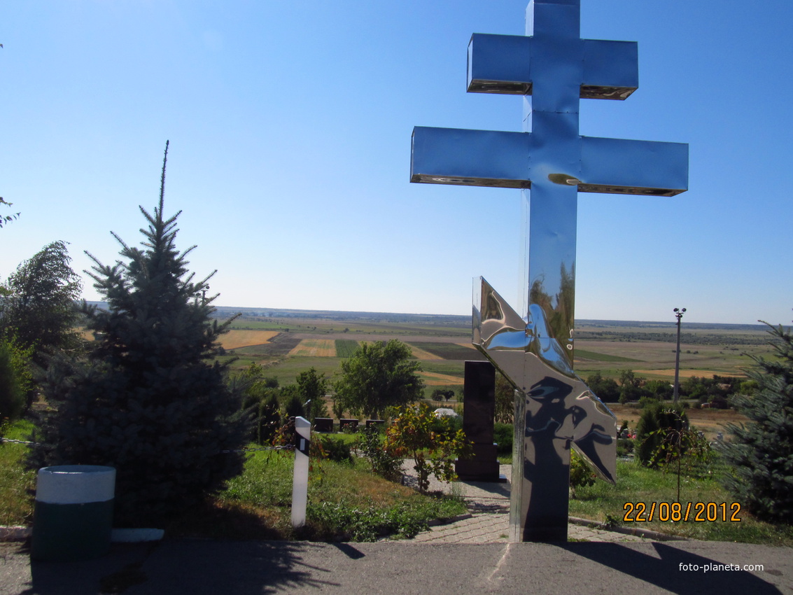 Поклонный крест, на территории мемориала