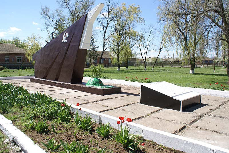 Братская могила-мемориал воинам ВОВ