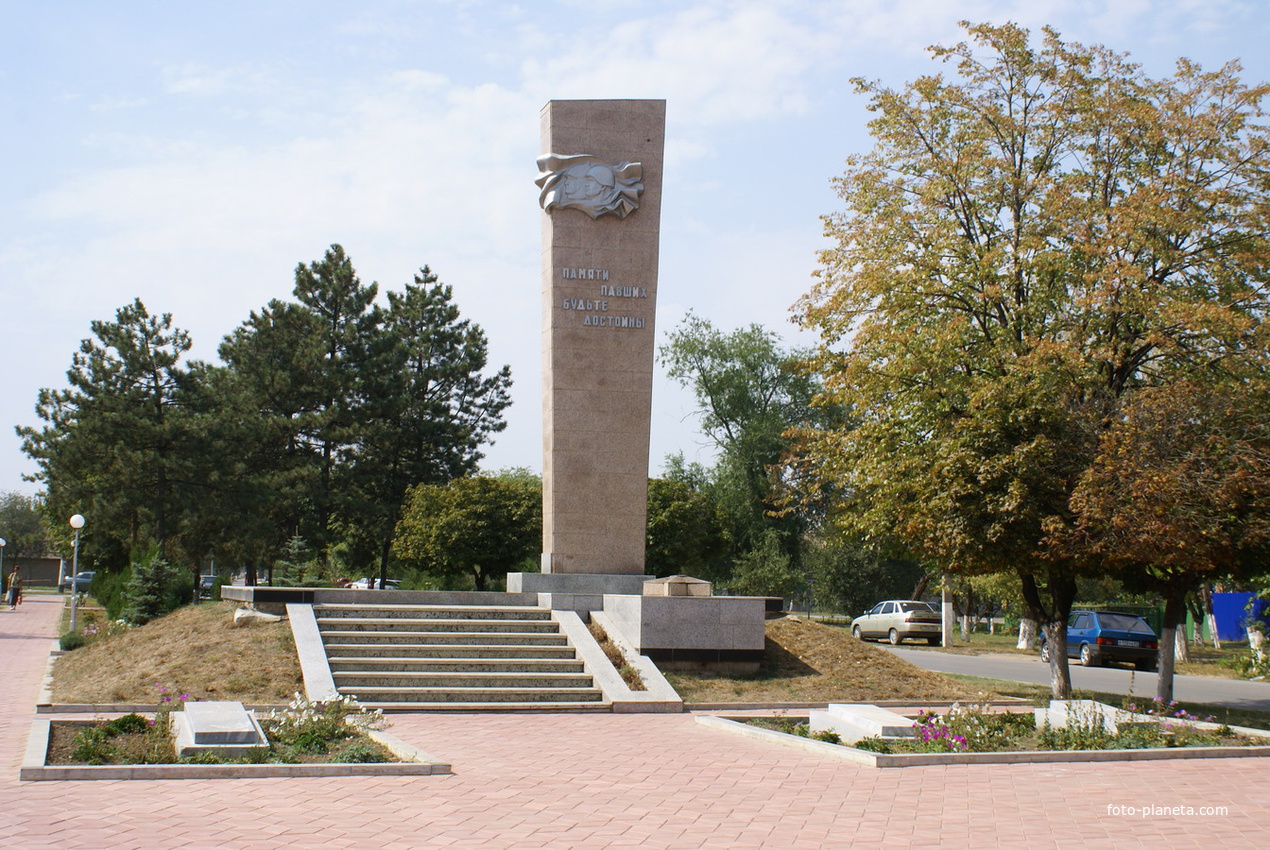 Братская могила-мемориал павшим в Гражданскую и Великую отечественную войны.