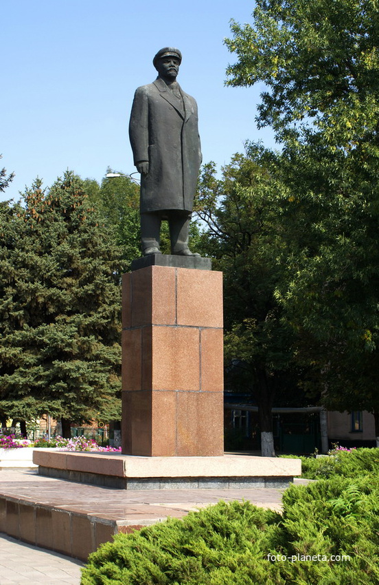 памятник Ленину на улице Ленина