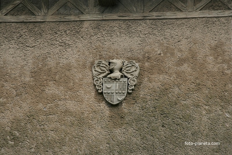 Герб на стене дома в крепости Каркасон