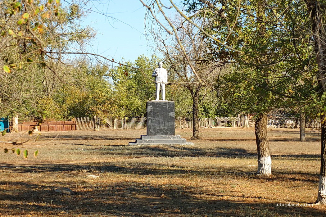 памятник Ленину в парке