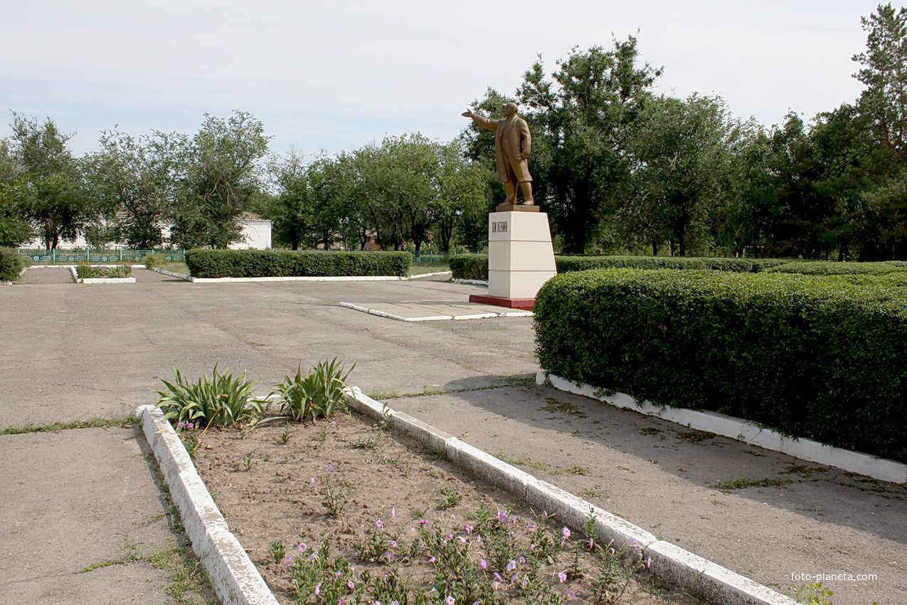 памятник Ленину и площадь