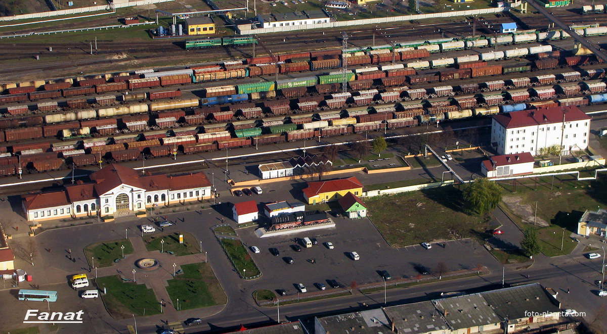 Вид на вокзал и привокзальную площадь