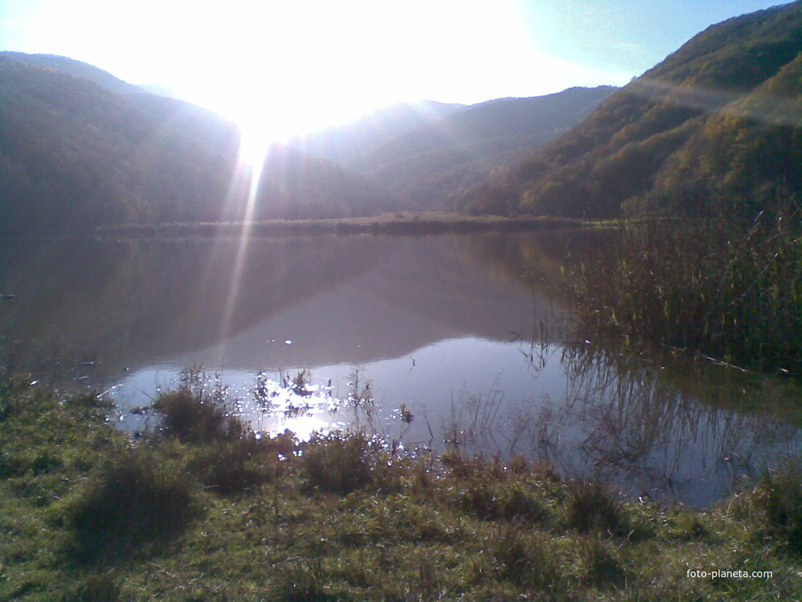 озеро Ругун в солнечную погоду