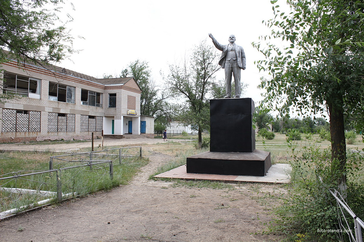 памятник Ленину и заброшенное общественное здание. Внизу -небольшой магазин