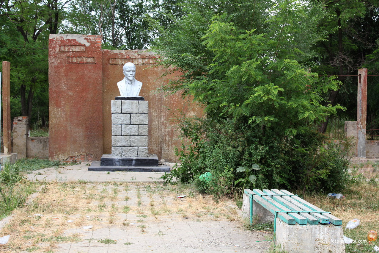 бюст Ленина в сквере перед ДК