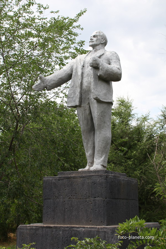 памятник Ленину в заросшем парке