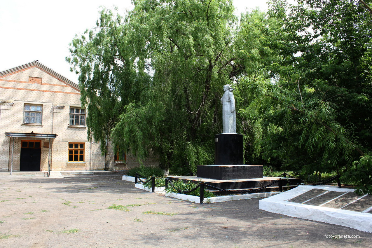 братская могила, мемориал С.В.Рыбальченко, слева -сельский Дом культуры