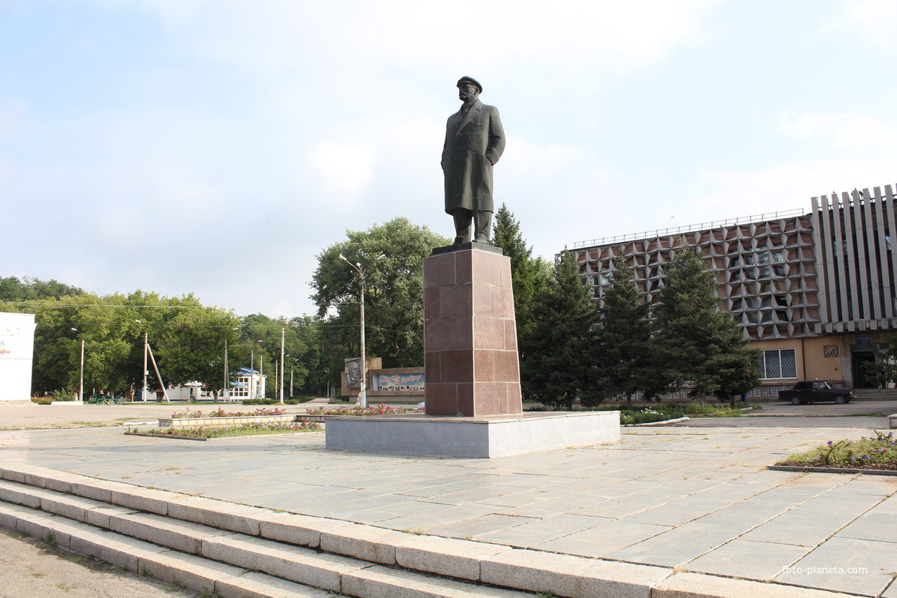 памятник Ленину перед центральным универмагом