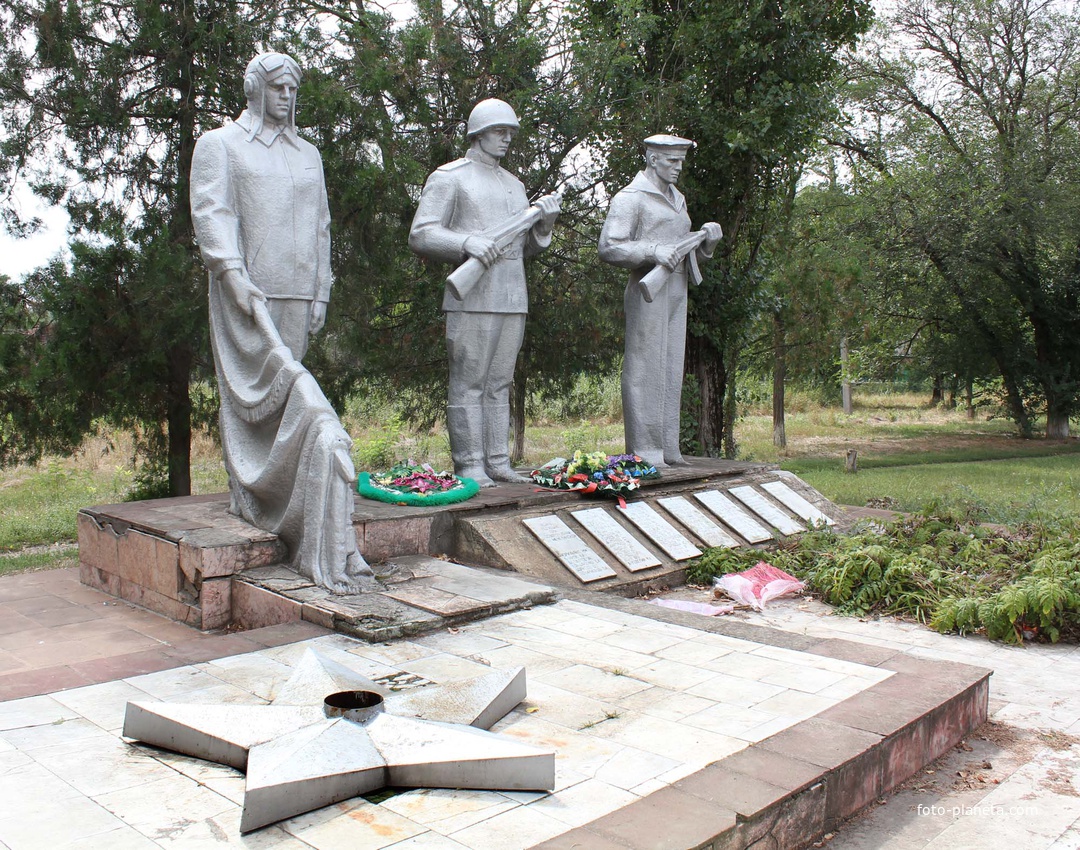 Братская могила, мемориал павшим воинам в ВОВ