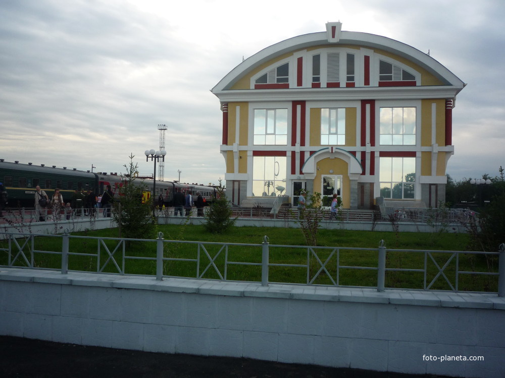 Телефон жд бийск. Старый вокзал Бийск. ЖД вокзал город Бийск. ЖД вокзал Бийск старый. Бийский вокзал до реконструкции.