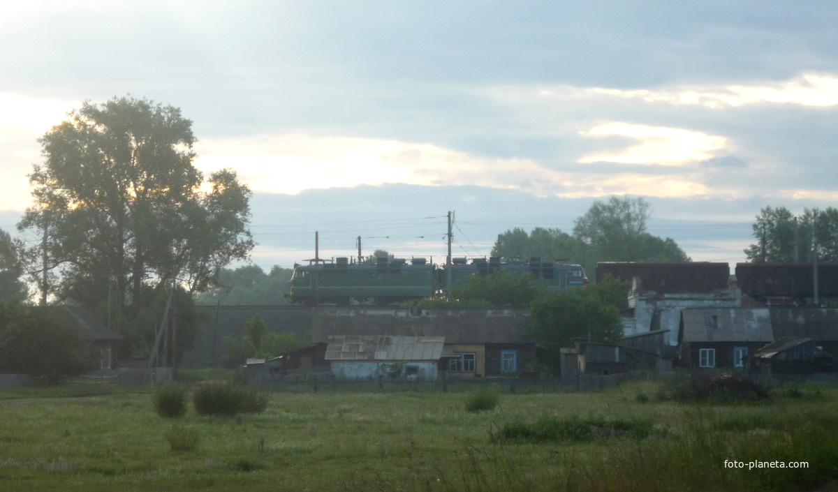 Окраина пос. Тальменка и поезд, едущий по Туркестано-Сибирской магистрали